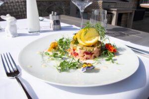 Elegante Vorspeisenkreation auf moderner Platte – kulinarischer Auftakt im Restaurant StrandBerg im Harz