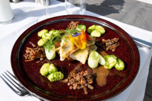 Regionale Spezialität aus dem Harz – frisch zubereitetes Hauptgericht mit saisonalen Beilagen im StrandBerg’s Restaurant Braunlage