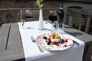 Hausgemachtes Dessert mit frischen Früchten und Schokoladendekor – kreative Küche im StrandBerg’s Restaurant im Harz