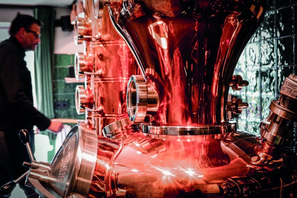 Christian Lindner an der Destillieranlage von StrandBerg´s Gin