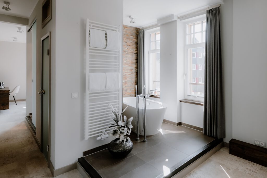 Freistehende Badewanne in der Suite Viktoria in Braunlage im Harz