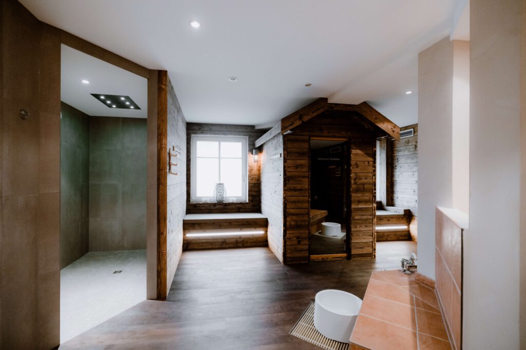 Moderner Wellnessbereich mit verschiedenen Saunen und Regenduschen