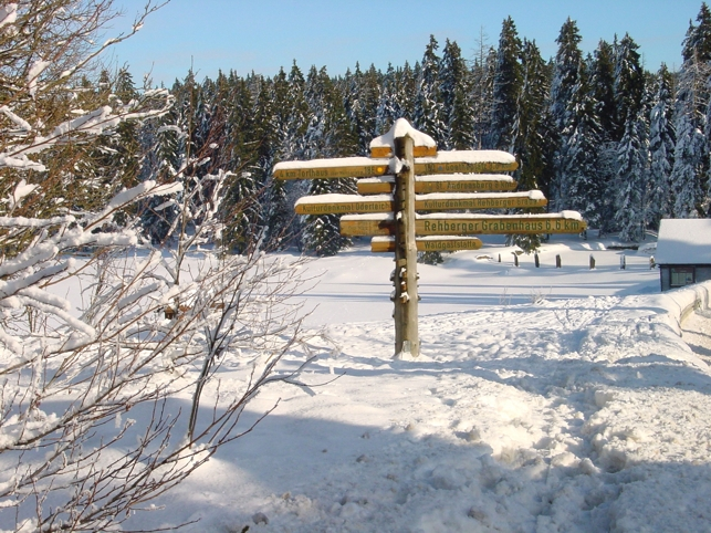 Winter im Nationalpark Harz, zu sehen ist ein Wanderwegschild
