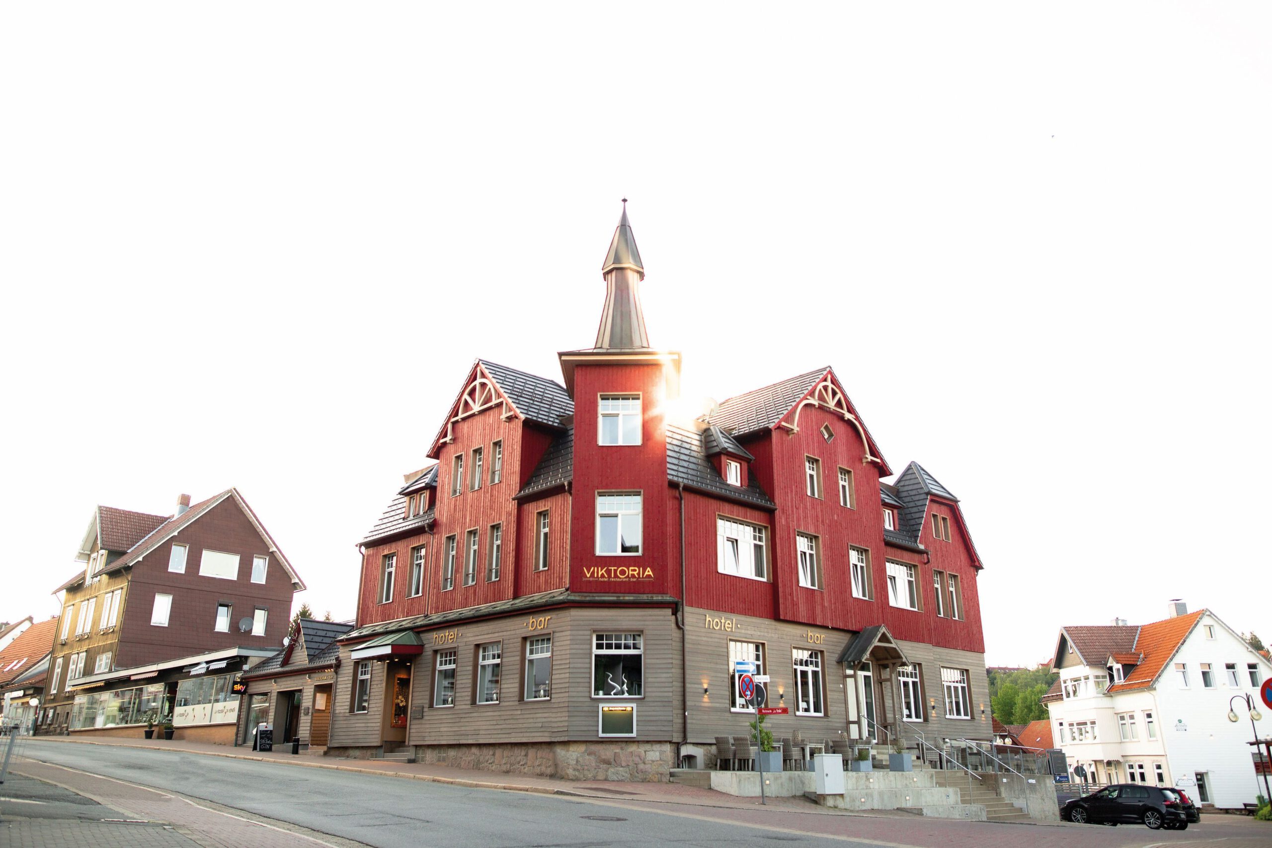 Het hoofdgebouw met restaurant van Designhotel Viktoria in Braunlage in de Harz
