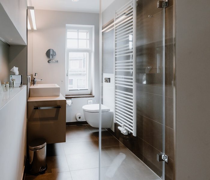 Bad mit Regendusche in den Doppelzimmern Viktoria