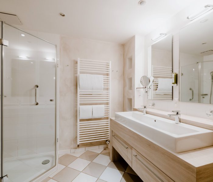 Großzügige moderne Badezimmer für Ihre Entspannung nach einem aktivem Tag