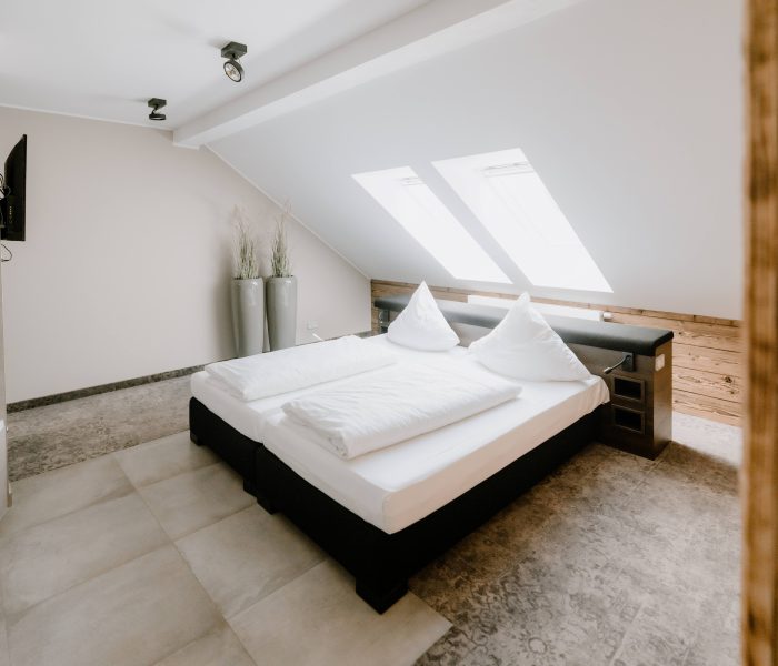 Riesige Schlafzimmer und Betten